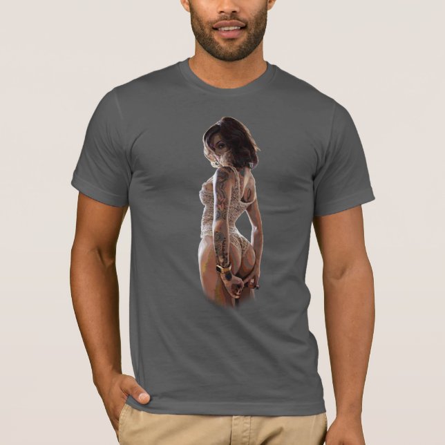 TATUERAD BRUNETTE. TEE SHIRT (Framsida)