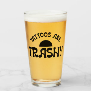 Tatueringar Är Taskiga Roliga Svarta Typografi Pin Glaskopp