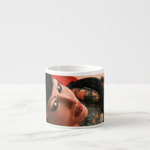 Tatueringen klämmer fast upp espressomugg