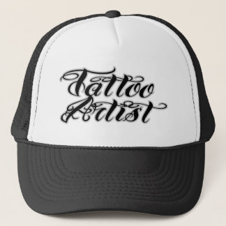 Tatueringkonstnären brännmärker att bekläda keps