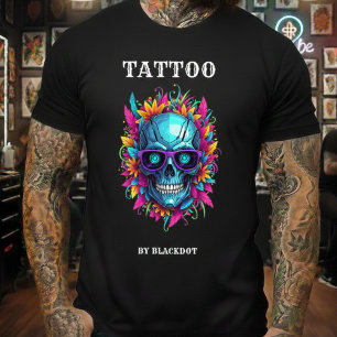 Tatueringstudio för tatueringkonstnär med solglasö t shirt