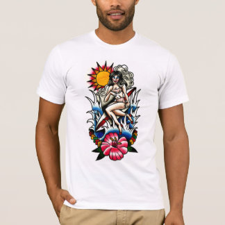 Tatueringsurfareutvikningsflicka med t-shirt