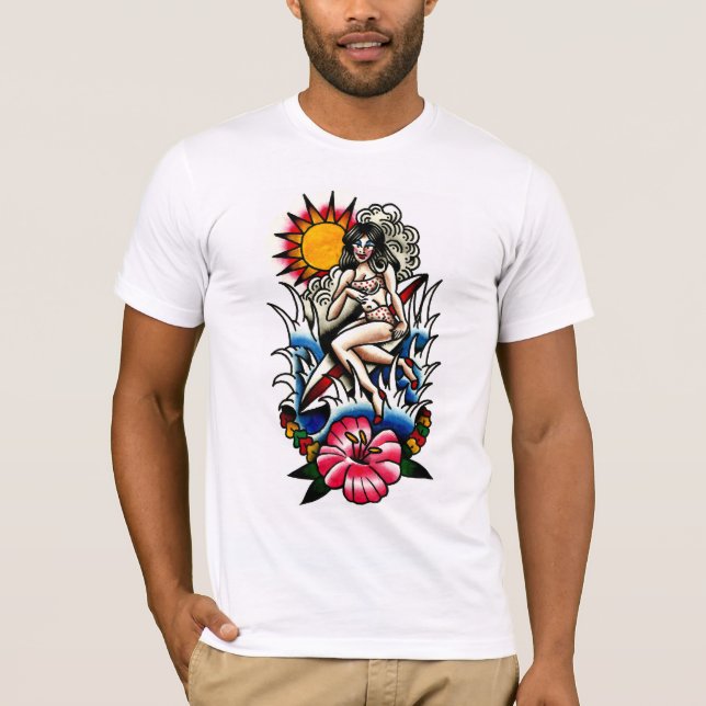 Tatueringsurfareutvikningsflicka med t-shirt (Framsida)