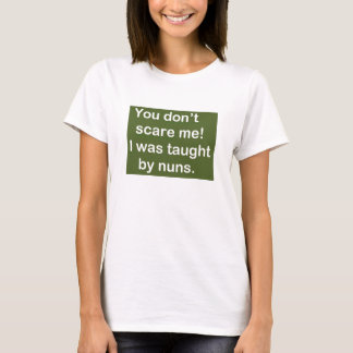Taught by Nuns in Mörk grönt Tee Shirt