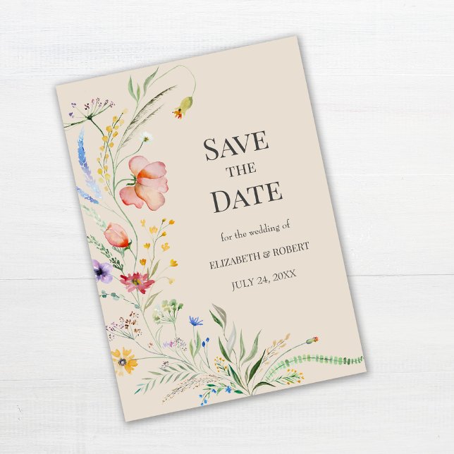 Taupe Akvarell Vilda Blommor Spara Datum-kort Inbjudningar (Taupe Watercolor Wildflowers Save The Date Card on white wooden table.)