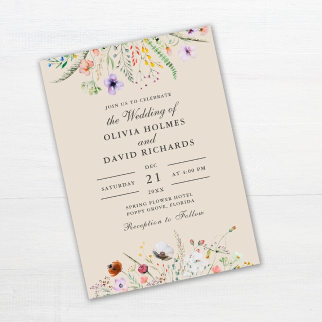 Taupe Akvarell Vildblommeäng Bröllop Inbjudningar (Taupe Watercolor Wildflower Meadow Wedding Invitation on white wooden table.)