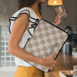 Taupe Beige Checkerss skript Namn Laptop Fodral<br><div class="desc">Plocka färg om du vill anpassa den här preppy retro-kontrollen mönster på laptop sleeve. Den sömlösa plattbilden skapar en monoton schackbräde mönster med färg som bakgrund. Ändra taupbakgrunden färg så att den skapar din egen design. Anpassa skriptteckensnittet stil eller lägg till ett monogram.</div>