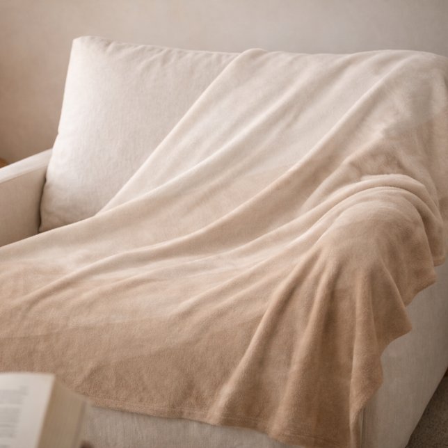 Taupe Elfenbenshorisont Fleecefilt (A soft taupe-to-ivory gradient brings gentle contrast and layered depth to neutral spaces)