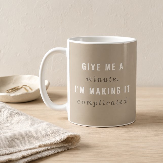 Taupe Ge Mig en Sekund, Jag Komplicerar Det Kaffemugg (relatable humor)