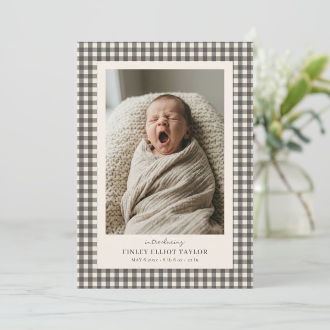 Taupe Grå Gingham Presentationskort för Babys Föde Meddelande (Stående Fram)
