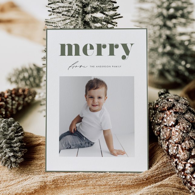 Taupe Grönt Bold Merry Typography Photo Jul Julkort (Celebrate the holidays with this photo card featuring bold taupe green "merry" retro lettering.)