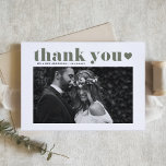 Taupe Grönt Retro Fold Typography Photo Bröllop Tack Kort<br><div class="desc">Jag vill uttrycka min tacksamhet i stil med anpassadets fotokort med bröllop-tack, med återtypografi i taupe-grönt. Den här boho-designen blandar nostalgia med en modern beröring och skapar det perfekten för att tacka dina gäster för att de har deltagit i din speciella dag. Anpassa genom att lägga till information. Gör tackkortet...</div>