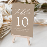 Taupe Modern Elegance Bröllop Bordsnummer<br><div class="desc">Trendig, minimalistiskt kort för bröllop-bordsnummer med vit, modern stil med "Bord" i ett modernt kalligrafiskt skript. Designen har en taupbakgrund eller färg efter eget val. Utformningen upprepas på baksidan. Så här beställer du korten för bord: lägg till ditt namn, datum för bröllop och bordsnummer. Lägg till varje nummer i din...</div>
