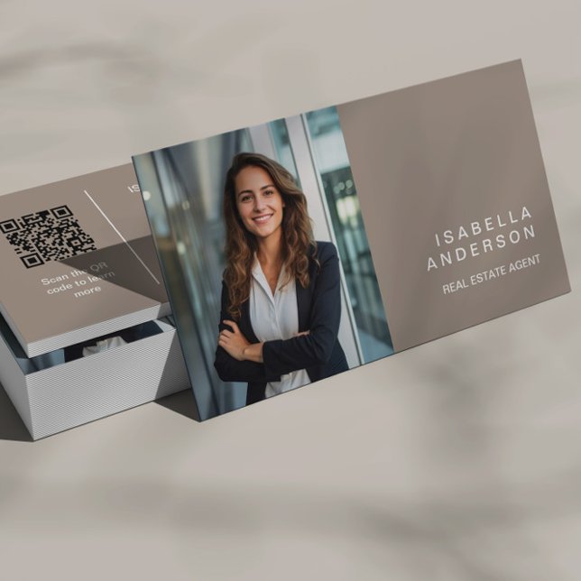 Taupe Modern Real Gods Professionell Photo QR Visitkort (Skapare uppladdad)
