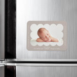 Taupe Modern Scalloped Ram Birth Notice Magnet<br><div class="desc">Modern födelseannonsmagnet med ditt baby-foto kapslat inne i ett taupe scalloped ram. Anpassa magneten för uppskjutande av födsel genom att lägga till ditt baby namn och ytterligare information i vitt.</div>