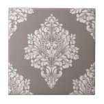 Taupe och Cream Damask Kakelplatta<br><div class="desc">Ett lätt fläckmönster för taupdämpning på en mörkare taupbakgrund skapar denna slående keramiska mönsterdesign. Vacker för ett köksliknande ryggsplash,  badrumsslang,  dusch och konsthölje,  eller vilket område som helst (inte för använda utomhus). MATCHING-objekt i vår butik.</div>