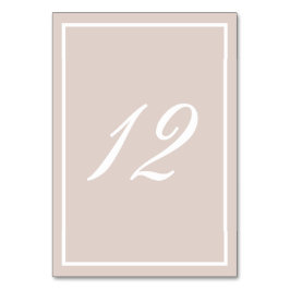 Taupe och vit kalligrafi bordsnummer