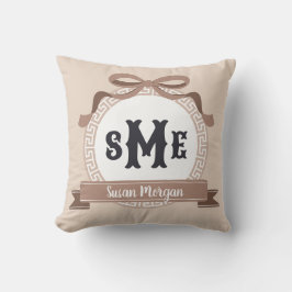 Taupe Omvänd Grekisk Nyckel Båge Monogram Kudde