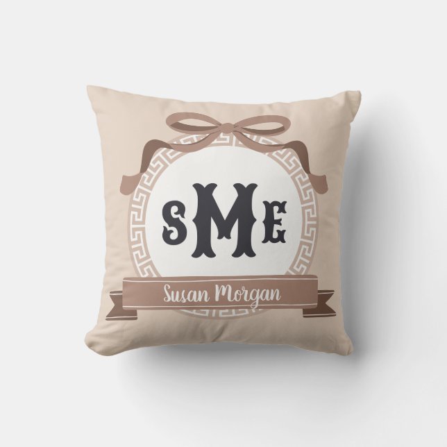 Taupe omvänd grekisk nyckelmonogram med slinga kudde (Framsida)