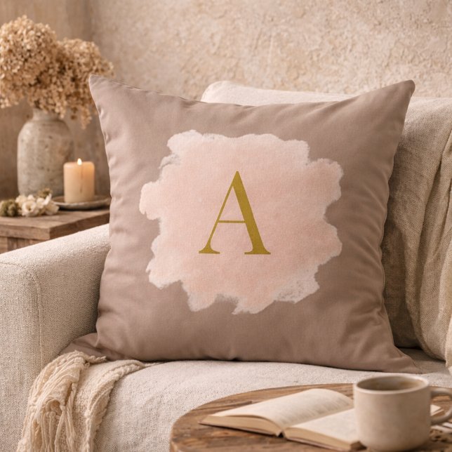 Taupe Rodnad Monogram Kastkudde Kudde (Soft taupe tones meet blush watercolor and a gold monogram for refined, feminine home layering.)