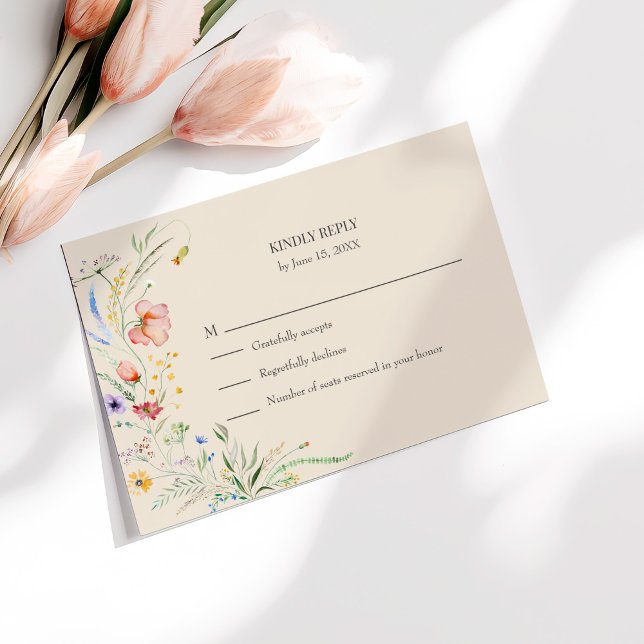 Taupe Vildblommeäng Bröllop RSVP-kort Tack Kort (Taupe Wildflower Meadow Wedding RSVP Card on a sunny table with pale pink flowers.)