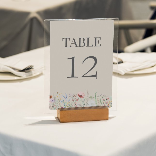 Taupe Vildblommeäng Bröllops Bord Nummerkort Bordsnummer (Taupe Wildflower Meadow Wedding Table Number Card on a sunny white wedding table.)