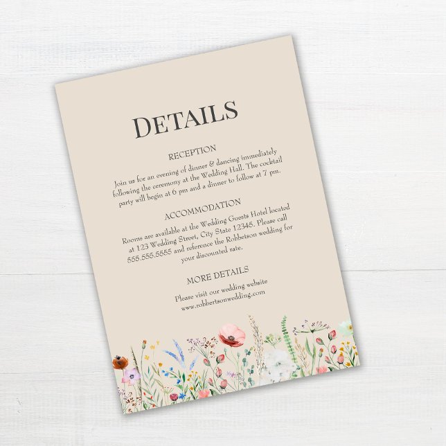 Taupe Vildblommor Bröllopsdetaljer Inläggningskort Inbjudningar (Taupe Wildflowers Wedding Details Enclosure Card on white table.)