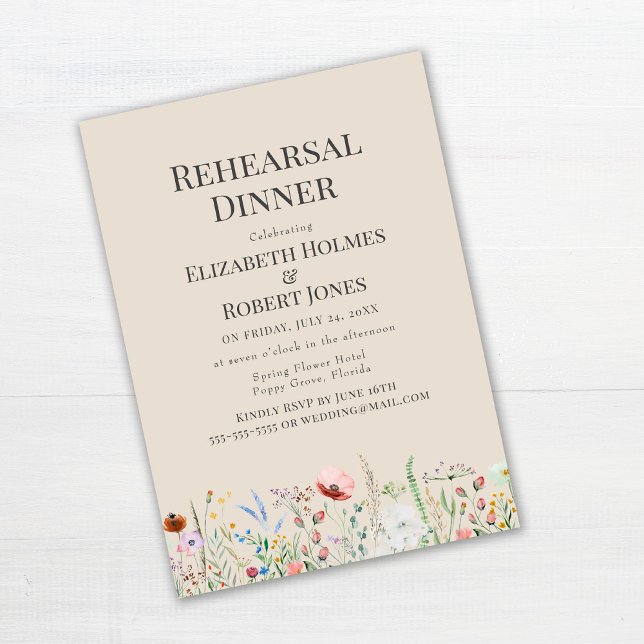 Taupe Watercolor Wildblomme Rehearsal Dinner Inbjudningar (Taupe Watercolor Wildflower Rehearsal Dinner Invitation on white wooden table)