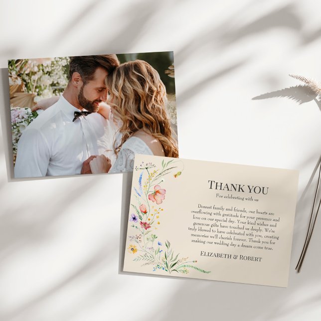 Taupe Wildblomme Meadow par Photo Bröllop Tack Kort (Taupe Wildflower Meadow Couple Photo Wedding Thank You Card on a sunny white table.)