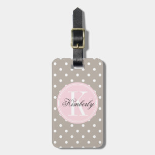 Taupepolkaen pricker med den rosa monogramen bagagebricka