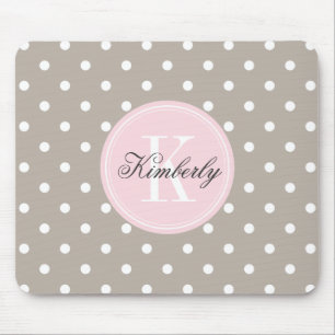 Taupepolkaen pricker med den rosa monogramen musmatta
