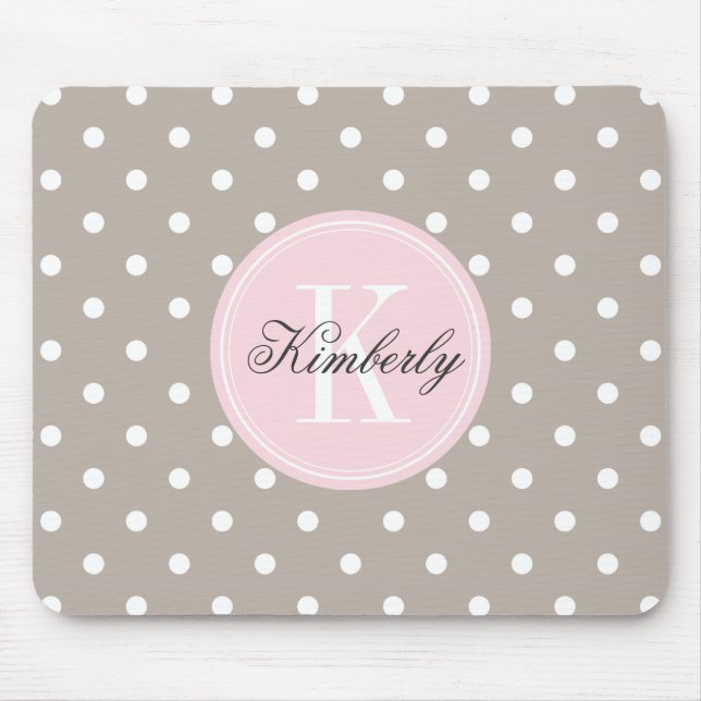 Taupepolkaen pricker med den rosa monogramen musmatta (Framsidan)