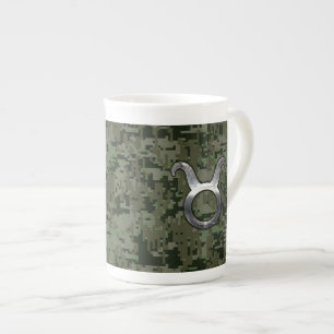 Taurus Sign on Woodland Grönt Digital Camouflage Benporslin Mugg