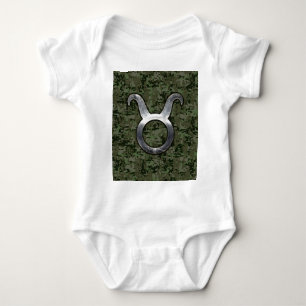 Taurus Sign on Woodland Grönt Digital Camouflage T-shirt
