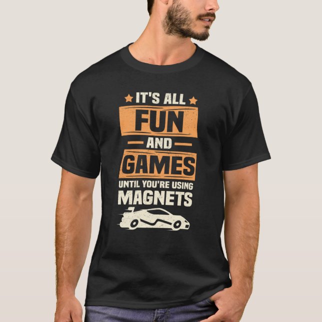Tävla för Slotcar Racetrack och kortplatsbil T Shirt (Framsida)