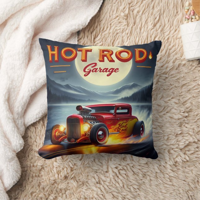 Tävla genom ett månbelyst landskap i hot rod kudde (Filt)