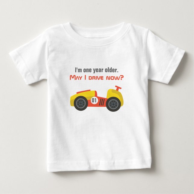 Tävling bil, födelsedagspojke, gammal nog att köra tee shirt (Framsida)
