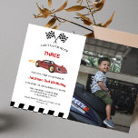 Tävling Car Boy 3rd Birthday Party Inbjudningar<br><div class="desc">Cute tävling-biltemat kan inte cath mig. Jag är tre bilvårdare,  3:e födelsedag med inbjudningskort som illustrerar ett rött vintage bil med lågor.</div>