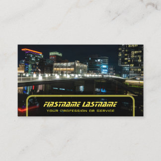 Taxichaufför cabförare gul taxi neon stadsbelysnin visitkort