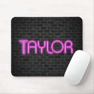 TAYLOR vid Rosa Neon Ljus Musmatta