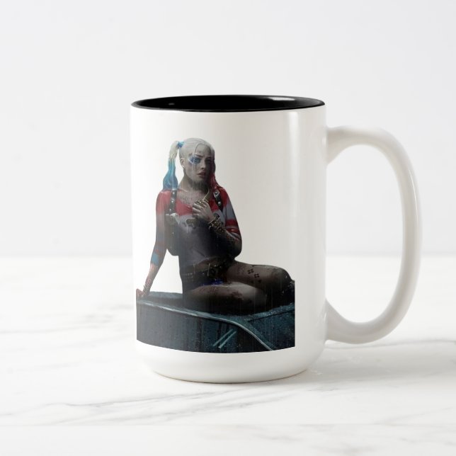 TAZA HARLEY QUINN SENTADA Två-Tonad MUGG (Höger)