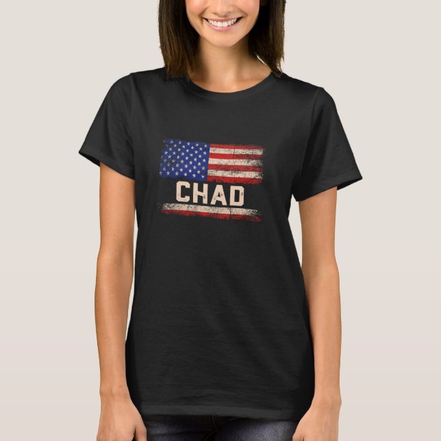 Tchad First Namn Shirt Tchad Namn Amerikanska Flag T (Framsida)