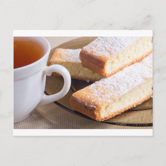 Te och en tallrik med färska kex vykort (Framsida)