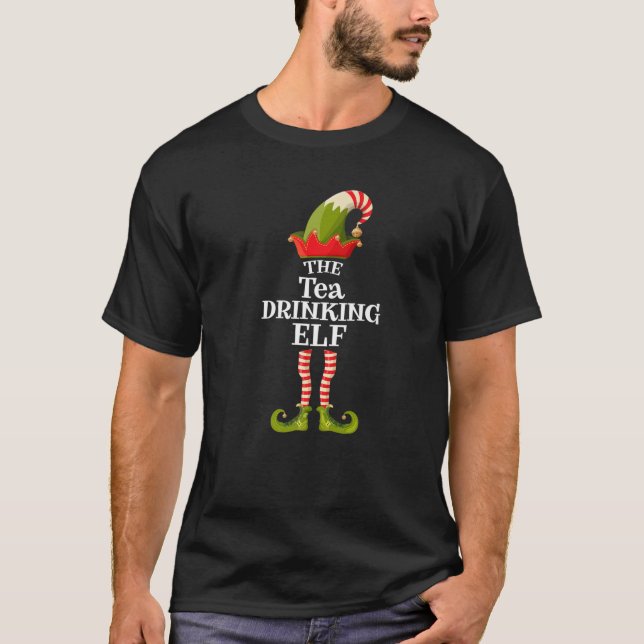 Tea Drinking Elf Funny julgrupp Matching Fa T Shirt (Framsida)