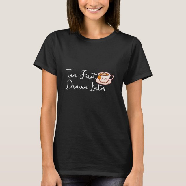 "Tea First, Drama Later" Funny Tea Älskare T Shirt (Framsida)