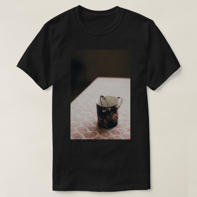 Tea kopp vid bord t shirt (Design framsida)