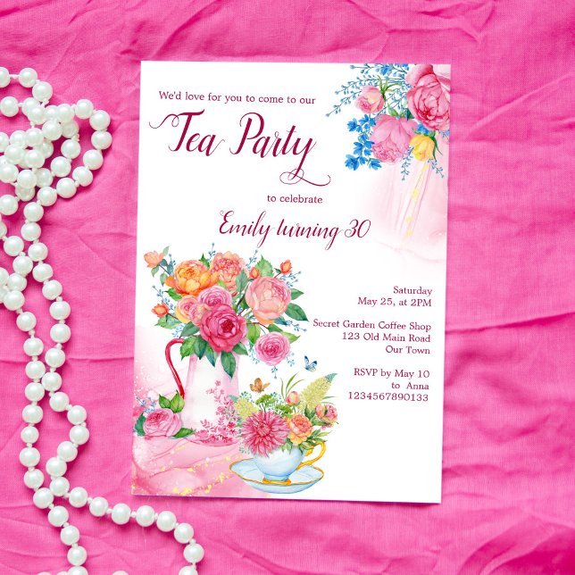 Tea party födelsedag kopp fylld med magenta blommo inbjudningar (Skapare uppladdad)