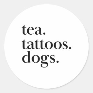Tea, tatueringar och Hundar enkel text Påstående_1 Runt Klistermärke