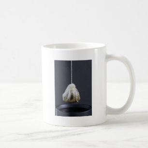 Tea-väskan hängs i kopp