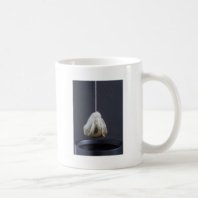 Tea-väskan hängs i kopp (Höger)